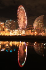 水面に映える夜の観覧車