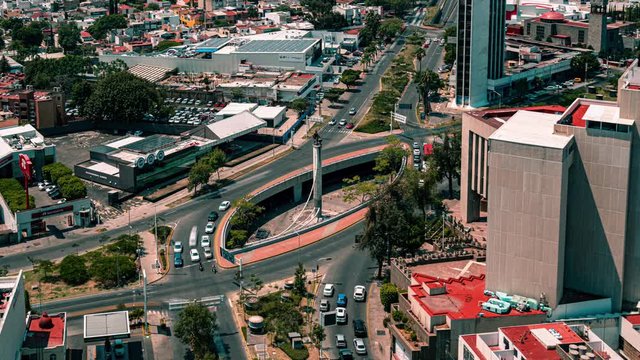 AERIAL TIME LAPSE EN LA GLORIETA A COL&Oacute;N  EN GUADALAJARA