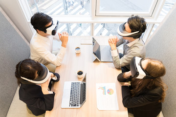VRゴーグルを装着して仕事をする人々（俯瞰・ハイアングル・鳥瞰）