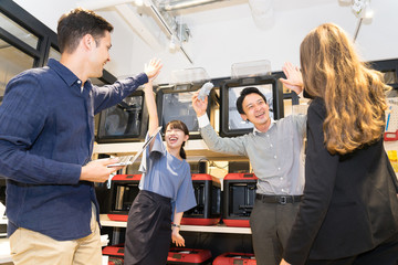 3Dプリンターで制作をする人々（成功を喜ぶ人々）