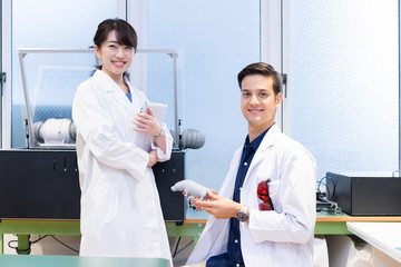 3Dプリンターで作成したカバのオブジェを持つ男女