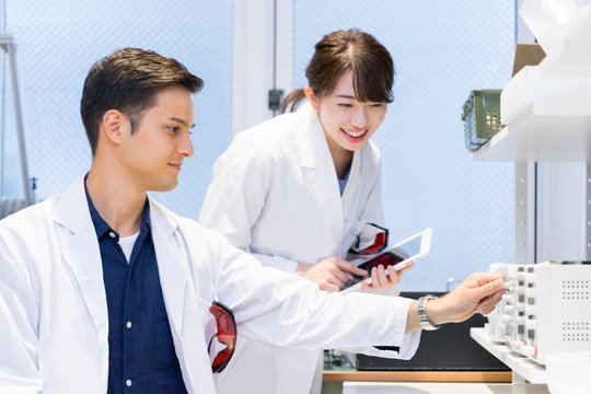 実験室で研究開発 解析 調査をする白衣の男性と女性 Buy This Stock Photo And Explore Similar Images At Adobe Stock Adobe Stock 実験室で研究開発 解析 調査をする白衣の男性と女性 Buy This Stock Photo And Explore Similar Images At Adobe Stock Adobe Stock