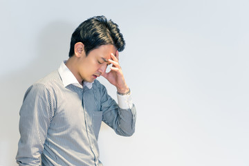 体調不良の男性（頭痛・ストレス・悩み）