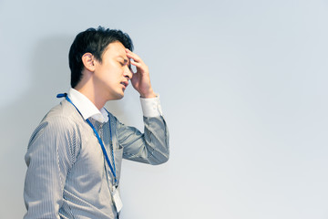 体調不良の男性（頭痛・ストレス・悩み）