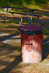 Naklejka premium red trash can and park bench near the beach and sea in Norrmjole