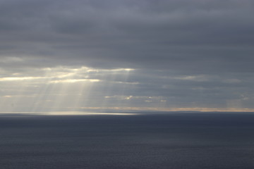 Fototapeta na wymiar Crespucular light on the Pacific