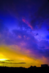Obraz na płótnie Canvas Dramatic sunset sky, sky, cloud, sunset, nature, sunrise, background, dramatic, bright, orange, light, yellow, sun, beautiful, color, landscape, sunlight, view, summer, beauty, cloudscape, blue, dusk