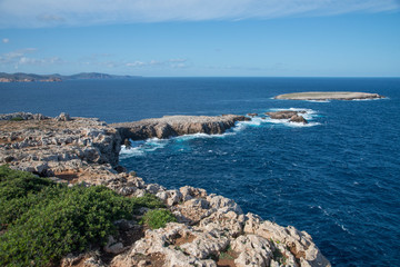 Côte rocheuse et îlot à proximité du cap et du phare de Cavallería, Minorque, îles Baléares