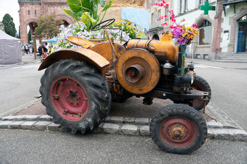 Obraz premium Old tractor in a town in Alsace, France
