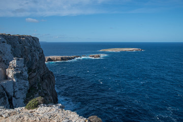 Côte rocheuse et îlot à proximité du cap et du phare de Cavallería, Minorque, îles Baléares