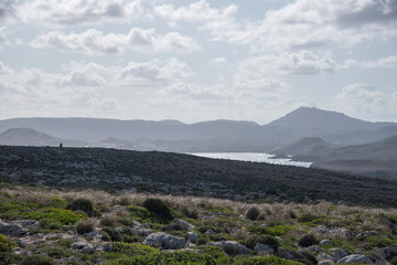 Côte rocheuse à proximité du cap et du phare de Cavallería, en arrière-plan le mont El Toro, Minorque, îles Baléares