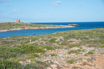 Fototapeta na wymiar Côte rocheuse et Tour de Sanitja, à proximité du cap et du phare de Cavallería, Minorque, îles Baléares