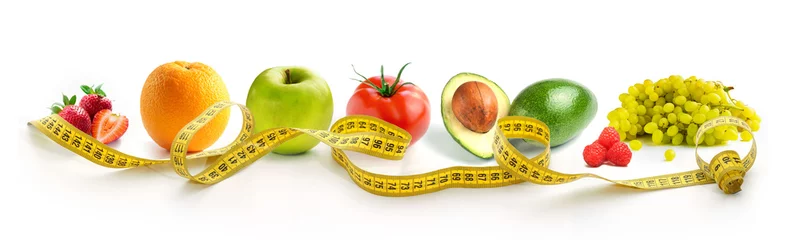 Cercles muraux Légumes frais Légumes et fruits pour perdre du poids avec un ruban à mesurer sur fond blanc. photographie horizontale d& 39 un centimètre de tailleur sur un fond complètement blanc