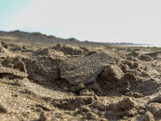 Pequeña montaña de arena en la playa