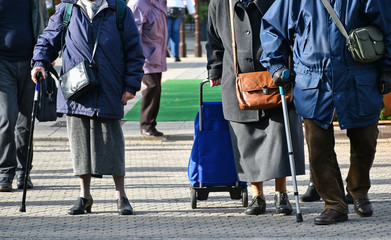Obraz premium Senior people walking on the city street