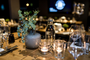 Modern dekorierter Tisch im Restaurant für eine Feier