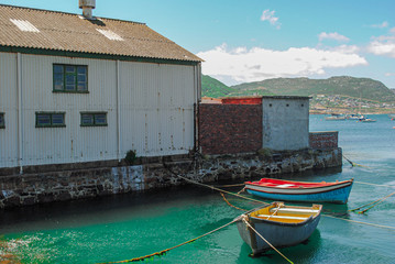 Fototapeta na wymiar Boats in a harbor next to a old building