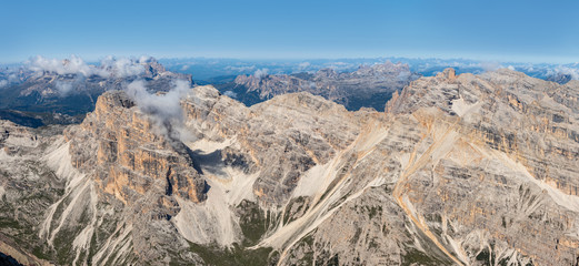 Górski pejzaż - dolomity. Turystyka górska w południowym Tyrolu we Włoszech.  - obrazy, fototapety, plakaty