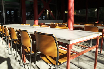 日本の山の中のベンチ