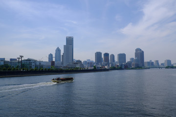 Obraz premium 月島と屋形船の風景