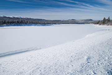 Fototapeta na wymiar frozen lake in sweden