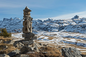 "Steinm&auml;nnchen" in der Schneelandschaft von Melchsee-Frutt, Obwalden, Schweiz