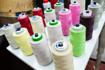 Viele bunte Garnrollen