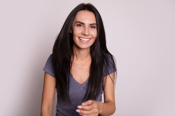 Obraz premium Self-expression. Close-up photo of a relaxed happy woman with sincere face expression, who is laughing with joy and looking in the camera.