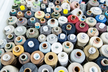 Viele bunte Garnrollen