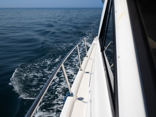 Obraz premium The right side of the boat on the background of the sea