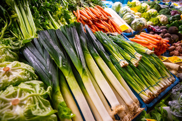 weekly market vegetables, fresh leek - obrazy, fototapety, plakaty