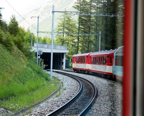 Fototapeta premium unterwegs mit der Matterhorn-Gotthard-Bahn