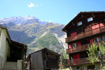 Fototapeta na wymiar Walliser Hütten in der Schweiz