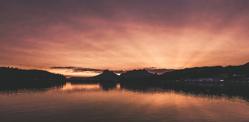 Sonnenuntergang am Hafen von Bodø / Norwegen