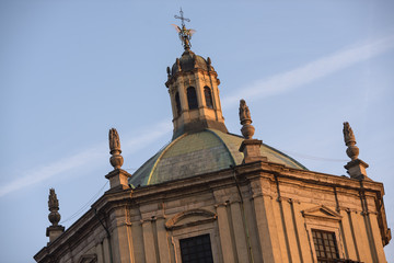 Cupola di una chiesa con la croce al tramonto