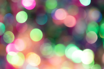 Fototapeta premium Funkelnde Lichter als buntes Bokeh ist der perfekte Hintergrund für Weihnachtsfeier, Silvesterparty und festliche Einladungskarten in der Adventszeit und an Neujahr