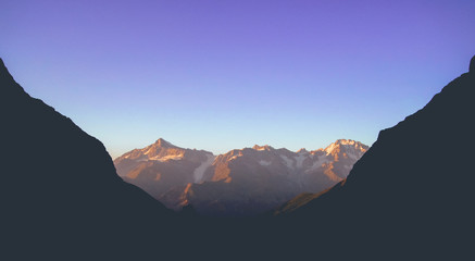 Obraz na płótnie Canvas beautiful view of mountain ranges