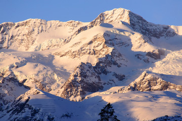 Alta montagna e picco innevato alpi Italiane