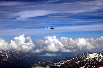 Helikopter in den Bergen