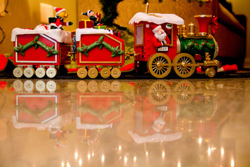 Papai Noel em trem de brinquedo natal