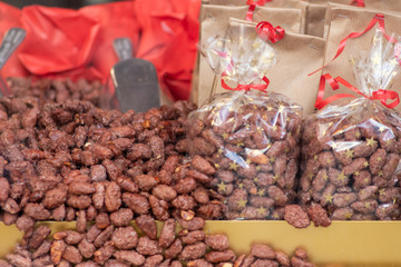 Gebrannte Mandeln duften weihnachtlich auf dem Weihnachtsmarkt im Advent und laden zum Naschen in...