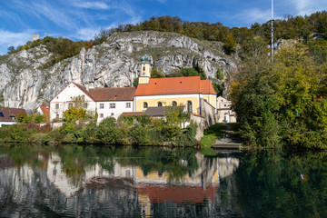Fototapeta na wymiar Idyllic view at the village Markt Essing in Bavaria, Germany with the Altmuehl river and high rocks
