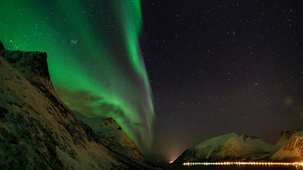 Aurores boréales au bord de la mer en norvège