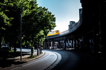 ubahn fährt über brücke in berlin © Florian