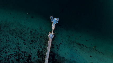 Ponton de bateau vue par drone d'un fjord de Norvège sur une eau transparente sur tons de bleus...