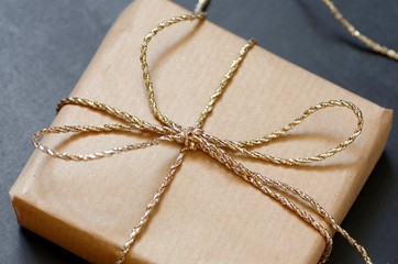 Päckchen Geschenk mit goldener Schleife