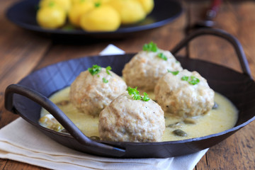Königsberger Klopse in gußeisenpfanne