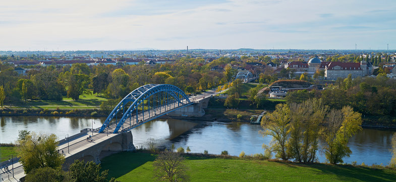 Luftaufnahme der Sternbrücke über den Fluss Elbe bei Magdeburg 