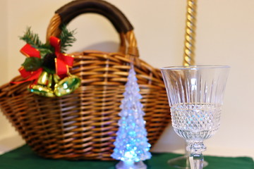 Fototapeta na wymiar クリスマスの装飾(バスケットとクリスマスツリーとグラスとキャンドル)