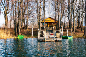 Obraz premium Bathhouse on the lake with its jetty and bath.
